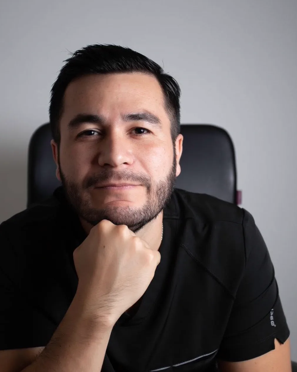 Dr. JC Rivas en su consultorio, listo para tu valoración